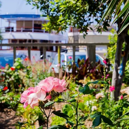 Mediterranean Garden Apartements