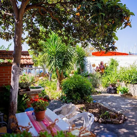Mediterranean Garden Apartements Krilo